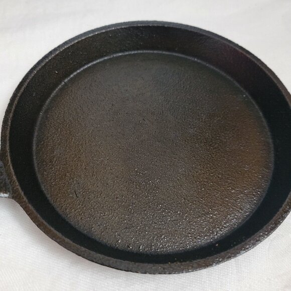 Vintage Cast Iron Small frying pan 5 1/8" seasoned Unmarked kitchenware EUC - Picture 3 of 6